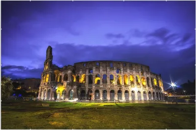 Produktbild von Wallario Wandbild Italien bei Nacht - Kollosseum in Rom, beleuchtet am Abend, Größe: 61 x 91,5 cm, Poster mit rahmenlosen Bildhalter