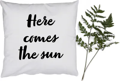 Produktbild von MuchoWow® Zierkissen Sofakissen Wohnzimmer Dekokissen 45x45 cm Text - Hier kommt die Sonne - Sonne - Sommer - Zitate - Schlafpolster - Polster für das Sofa