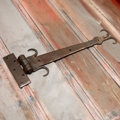 Immagine prodotto di Prezioso cardine per porta forgiato a mano, ferro battuto, cardine antico lungo 32 cm