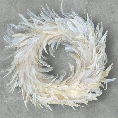 Produktbild von Kranz aus echten Pfauenfedern – Natur oder gebleicht | Federnkranz 55 cm | Boho Wandkranz Türdeko Handarbeit | Deko Federschmuck – gebleicht