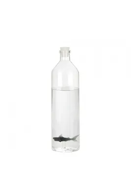 Image de Balvi Atlantis Shark 1,2L - Gris, bouteille d'eau en verre au design moderne et aux dimensions pratiques.