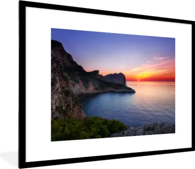 Produktbild von MuchoWow® Gerahmtes Poster Meer - Felsen - Berge - Natur 80x60 cm - Poster mit Schwarzem Bilderrahmen Wandposter Rahmen Foto Bilder - Schlafzimmer-Dekorationen - Fotoposter