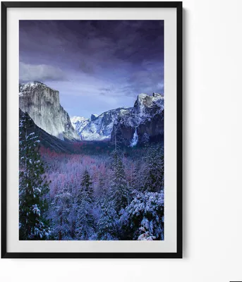 Produktbild von Winterlandschaft mit Bergen und Wald– Wandbild mit Rahmen – Gerahmtes Bild  – Wanddekoration – 70x100 cm –  Schwarz Rahmen