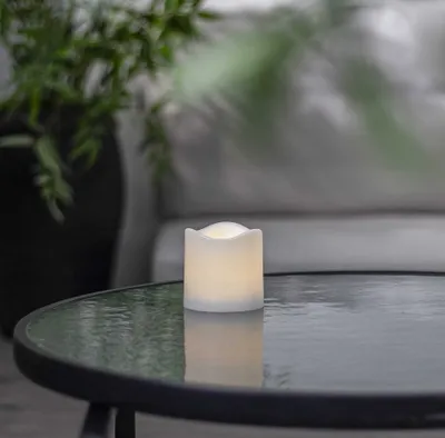 Zdjęcie produktu dla Szwedzka Świeca LED PAUL, Biała, 7,5 cm, Realistyczny Płomień, Timer, Do Wnętrz i Na Zewnątrz, 200h