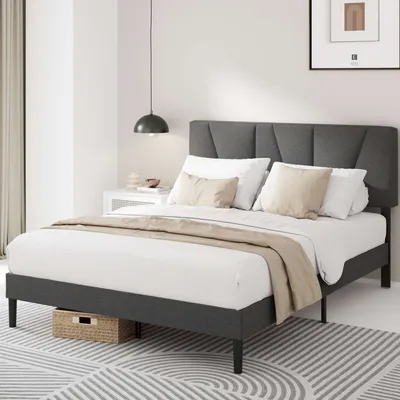 Polsterbett in Dunkelgrau – schlichtes Design mit gemütlicher Bettwäsche und Nachttisch.
