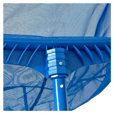 Produktbild von Bodenkescher mit tiefem Netz und verstärktem Kunststoffrahmen - Profi Pool Kescher mit Clip-Anschluss - Große Kescherfläche 44x20 cm - Netztiefe 32 cm - Für Teleskopstangen mit Ø 3 cm
