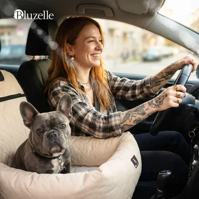 Produktbild von BLUZELLE Hunde Autositz & Hundebett 2-in-1 für Auto Rückbank & Vordersitz - TRAVELBUDDY Wasserfest, Rutschfest & Waschbar - Inkl. Sicherheitsgurt & Oxford-Stoff - Marke aus Berlin, Farbe:Beige