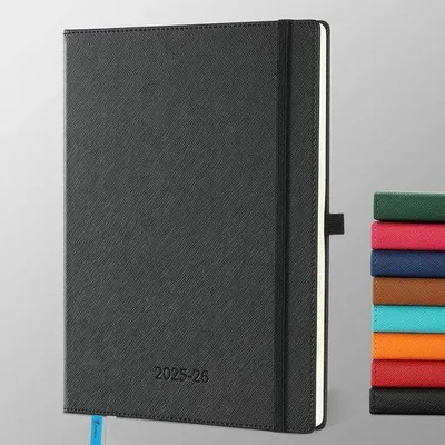 Productafbeelding van Famanu Wekplanner 2025–2026, A4 formaat (29 x 21,7 cm), 18 maanden, met zwarte omslag en overzichtelijke lay-out