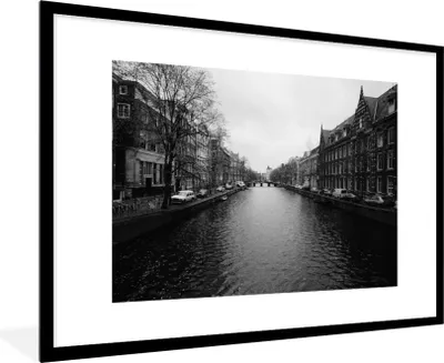 Produktbild von MuchoWow® Gerahmtes Poster Amsterdamer Gracht - Schwarz und weiß 90x60 cm - Poster mit Schwarzem Bilderrahmen Wandposter Rahmen Foto Bilder - Wanddekoration - Fotos