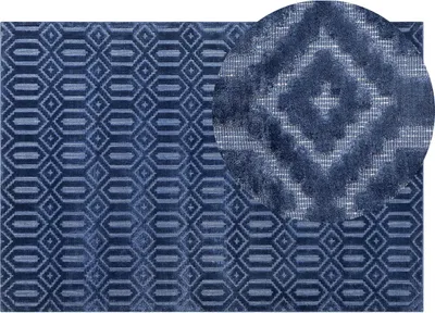 Obrázek produktu pro BELIANI Koberec tmavě modrý viskóza 140 x 200 cm s krátkým vlasem geometrický vzor ručně tkaný obdélníkový obývací pokoj ložnice
