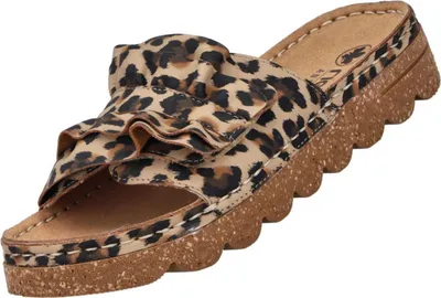 Das Bild zeigt einen flachen Schuh in einem warmen Braunton. Der Schuh ist von der Seite fotografiert und hebt die geschwungene Silhouette sowie die dezente Textur hervor.