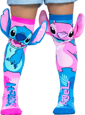 Kind trägt bunte Stitch-&-Angel-Socken in Pink und Blau, jeweils mit großen 3D-Ohren an den Seiten.