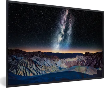 Produktbild von MuchoWow® Gerahmtes Poster Milchstraße über einer Berglandschaft bei Sonnenuntergang 90x60 cm - Poster mit Schwarzem Bilderrahmen Wandposter Rahmen Foto Bilder - Fotorahmen - Foto-Plakat