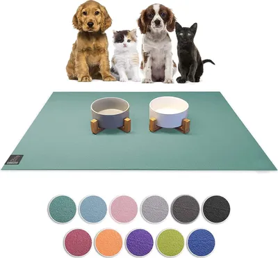 A pet feeding mat with two pet bowls on it, and four pets (two dogs, one kitten, one cat) are sitting behind it. Below the mat are swatches of different colors.