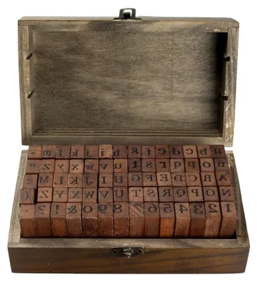 Produktbild von 70 Gummistempel in einer Vintage Holzbox (Großbuchstaben, Kleinbuchstaben, Symbole und Zahlen)