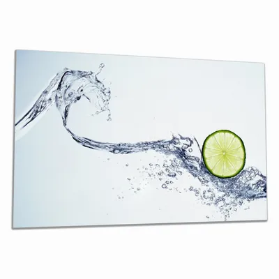 Produktbild von Wallario Herdabdeckplatte aus Glas, Größe 80 x 52 cm 1-teilig, Motiv Limettenscheibe in spritzigem Wasser