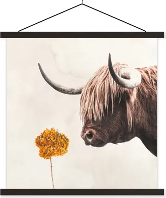Produktbild von MuchoWow® Textilposter Schottisches Hochlandrind - Kuh - Blume 90x90 cm mit schwarzem Rahmen - Magnetisches
