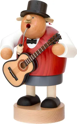 Ein Räuchermännchen mit Schnurbart weißem Hemd rotem Pullunder schwarzer Fliege und schwarzem Zylinder hat eine Pfeife im Mund und hält in seinen Händen eine Gitarre