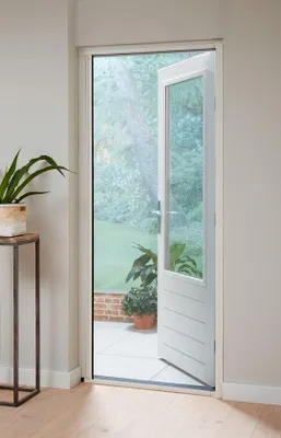 Productafbeelding van Unyqoos® Bruynzeel S700 vliegenhorrolgordijn, 110x205 cm, wit, aluminium, gedeeltelijk voorgemonteerd, met magneetsluiting en demper