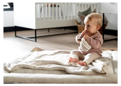 Produktbild von Laufgittereinlage Sky - Gestrickte Krabbeldecke für Babys - Aus Baumwolle - 80x100 cm - Warm Linen