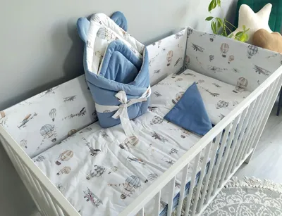 Produktbild von Baby Bettwäsche Set- 4 teiliges Set mit Babybettwäsche, Einschlagdecke und Bettnestchen Bettumrandung, für Babybett 120×60cm, Luftballons und Jeans