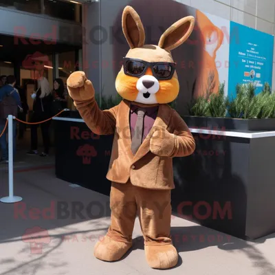Produktbild von Brauner REDBROKOLY Hase Maskottchen Kostüm charakter bekleidet mit einem Anzug und einer Sonnenbrille