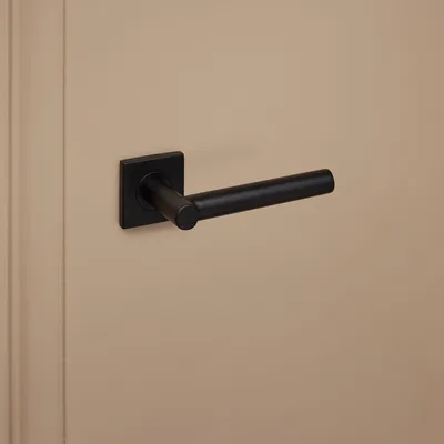 Immagine prodotto di Maniglie per porte Lavuzo Grosetto nero su rosetta quadrata - per set