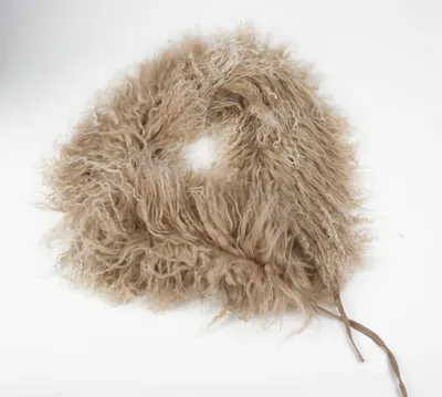 Produktbild von Fellaccessoire Tops, 100% mongolisches Tibet Lammfell, Hell Beige, fein gelockt (ca. 10-12cm), Bändchenverschluss, JYB03