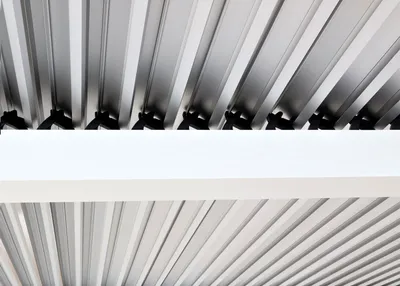 Zdjęcie produktu dla Aluminiowa pergola HWC-L41, zadaszenie tarasowe z listew, solidna 8cm metalowa rama 3x3,7m ~ biały
