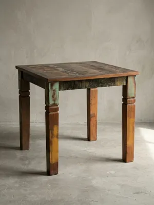 Massiver Esstisch 80x80x76 cm im Frontalprofil. Der quadratische Landhaus Holztisch aus recyceltem Mangoholz besticht durch markante Beine und eine bunte Vintage Lackierung._#sku_BARWL5.061#