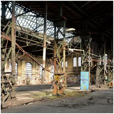 Produktbild von Wallario Premium Glasbild, freischwebende Optik, kräftige Farben, Größe 50 x 50 cm Motiv Verlassene Industriehalle - Alte Fabrik