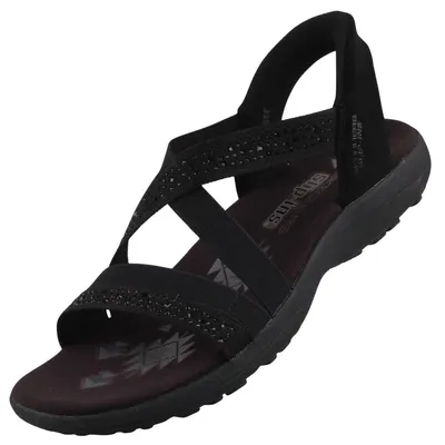 Auf dem Bild ist eine schwarze Sandale zu sehen die von der Seite fotografiert wurde. Die Sandale hat ein offenes Design mit einem breiten Riemen für den Halt und eine flache Sohle.