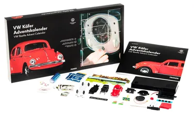 Productafbeelding van FRANZIS 55255 - Adventskalender voor de VW Käfer, rood, metalen modelbouwsset op schaal 1:43, inclusief geluidsmodule en een begeleidend boek van 52 pagina's