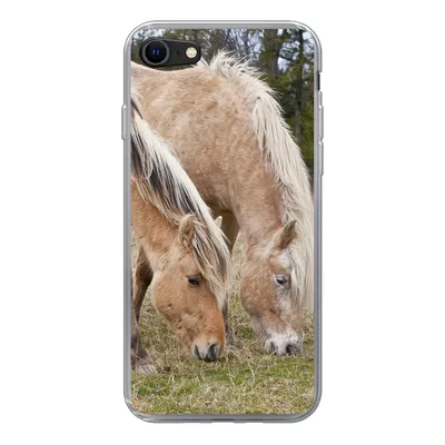 Produktbild von MuchoWow® Handyhülle Schutzhülle Hülle für iPhone SE 2022 Zwei grasende Fjordpferde auf einer Wiese Silikon Softcase Handy Hülle - Schutzhülle