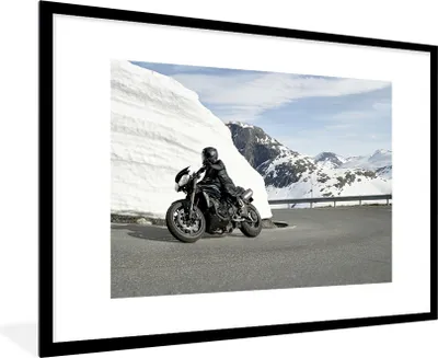 Produktbild von MuchoWow® Gerahmtes Poster Ein Motorrad in den verschneiten Bergen 90x60 cm - Poster mit Schwarzem Bilderrahmen Wandposter Rahmen Foto Bilder - Wanddekoration - Fotos