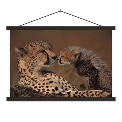 Produktbild von MuchoWow® Textilposter Gepardenmutter und Jungtier 60x40 cm mit schwarzem Rahmen - Hölzernes