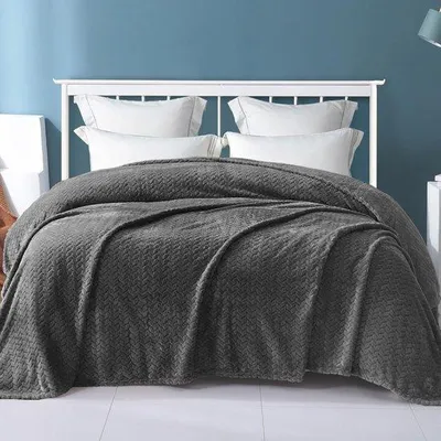 Zdjęcie produktu dla Unyqoos® Miękki koc flanelowo-polarowy, 220 x 240 cm, ciemnoszary, wykonany z mikrofibry z eleganckim motywem liści – koc całoroczny do sofy i łóżka