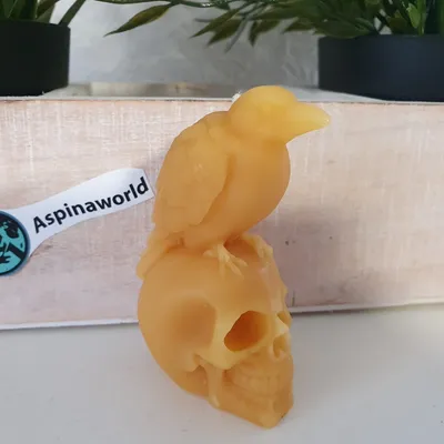 Obrázek produktu pro Včelí vosková svíčka Lebka se havranem 8 cm