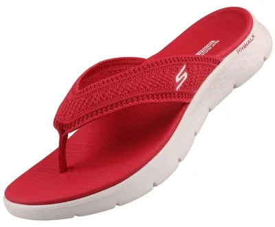Das Bild zeigt eine rote Sandale die von der Seite betrachtet wird. Die Sandale hat ein schlichtes Design mit einem etwas höheren Absatz und einem breiten Riemen über dem Fuß.