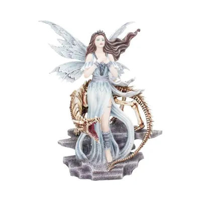 Das Bild zeigt detailreiche Figur, die eine Fee mit Drachen darstellt. Fee trägt hellblaues Kleid.