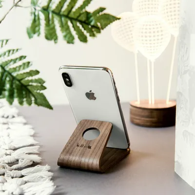 Produktbild von kalibri Handy Halterung Smartphone Ständer - Universal Halter kompatibel mit iPhone Samsung iPad Tablet u.a. - Tisch Stand Dock in Echtholz