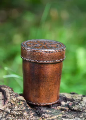 Glitzer-Würfel-Set Mit 16 Mm Ecken Im Schicken Würfelbecher – Inkl. Geschenkbox (Gelb & Schwarz)