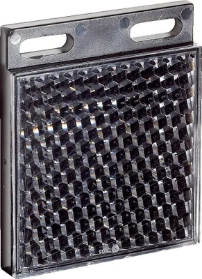 Produktbild von Reflektor P250 5304812, quadratisch, 47 x 47 mm, mit 2 Befestigungslöchern zum Anschrauben