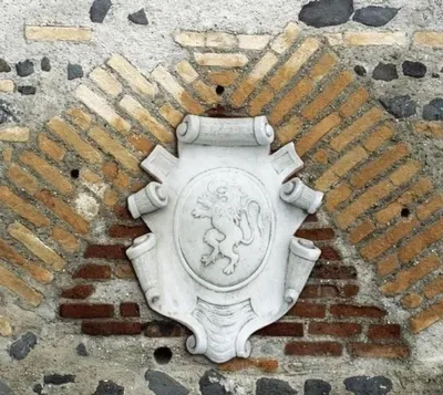Immagine prodotto di Casa Padrino Stemma barocco a rilievo da parete grigio antico h. 69 cm -  Italy