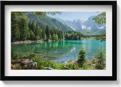 Produktbild von Berglandschaft mit einem See im Wald– Wandbild mit Rahmen – Gerahmtes Bild  – Wanddekoration – 60x40 cm –  Schwarz Rahmen