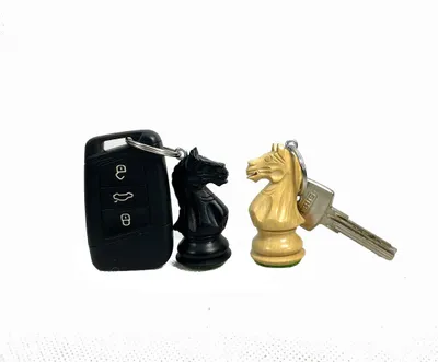 Produktbild von ROOGU 2x Schlüsselanhänger Auto echte Schachfigur Buchsbaum Holz Springer Pferd Indien