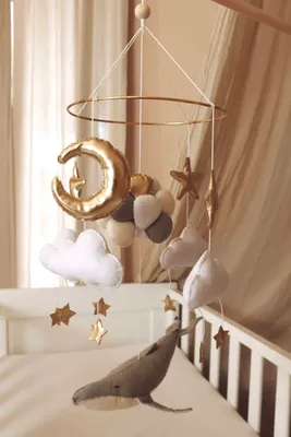 Immagine prodotto di Mobile per bambini fatto a mano con balena e palloncini