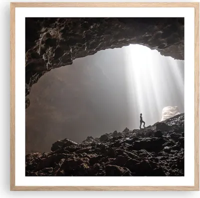 Produktbild von Gerahmtes Poster - Rahmen in heller Eiche - Höhle Morgendämmerung Frau - 60x60 cm - Wand Bild - Wanddeko - Wandbilder - Kunstposter - Wandposter - Bilderrahmen - Bilder - Kunstdruck - P2NAC60x60-4468