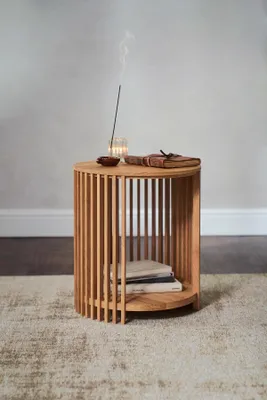 Image de Table de chevet minimaliste fabriquée à la main en chêne massif avec une structure à lattes | Table de chevet de style scandinave
