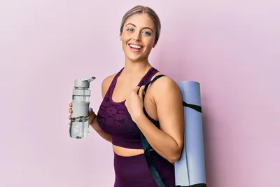 Zdjęcie produktu dla Mata do jogi z uchwytem do przenoszenia - mata do gimnastyki i fitness - do ćwiczeń w domu - grubość 8 cm - 160 x 50 cm - jasnoniebieska